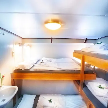Botel Segelschiff Loth Lorien
