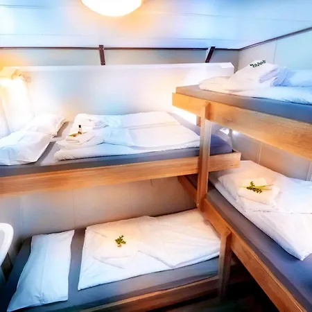Botel Segelschiff Loth Lorien *
