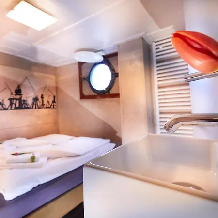 Botel Segelschiff Loth Lorien